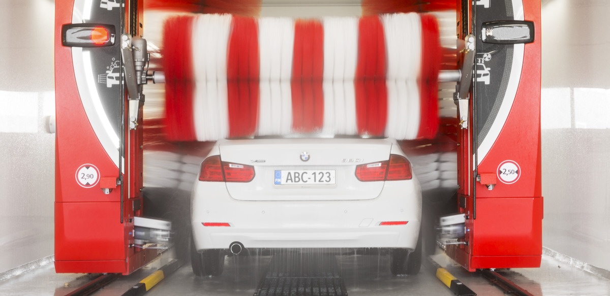 Biały samochód myty w myjni samochodowej