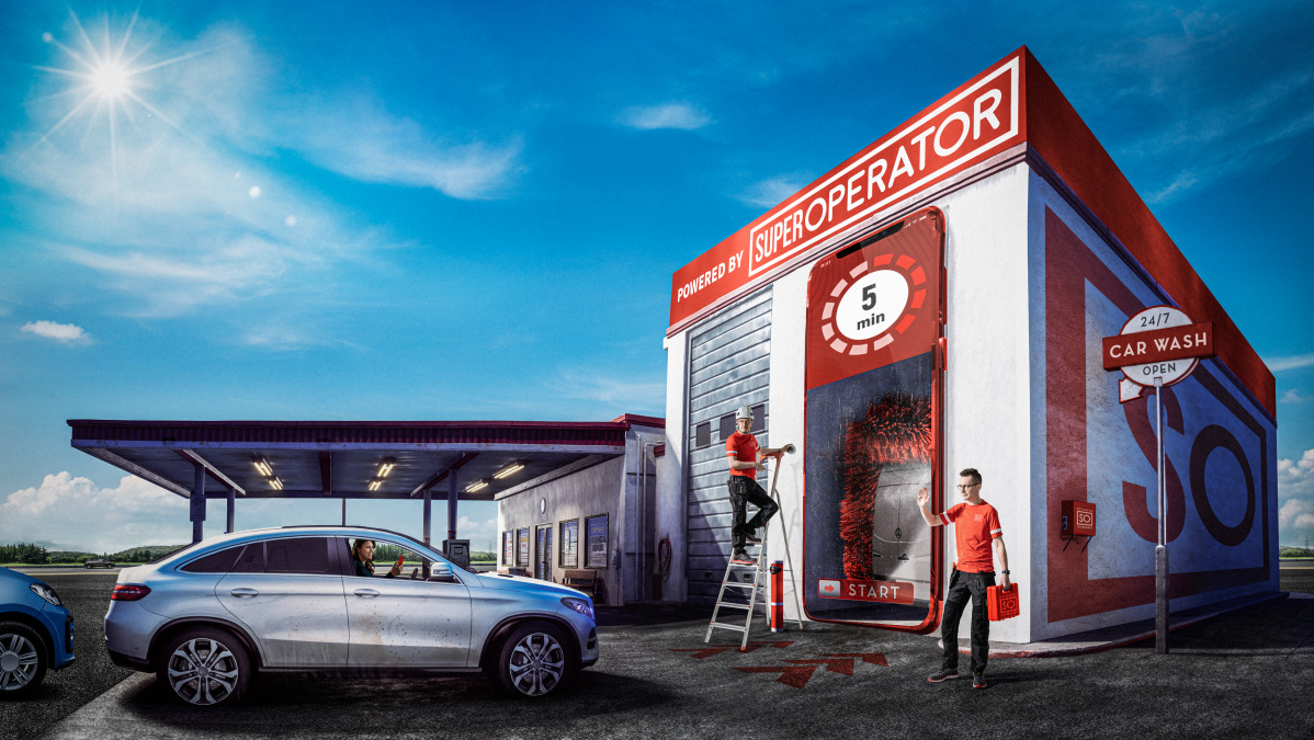 Stacja myjni samochodowej z technologią cyfrową Superoperator, pracownikami wykonującymi swoje zadania i witającymi klientów, którzy podjeżdżają samochodami do myjni